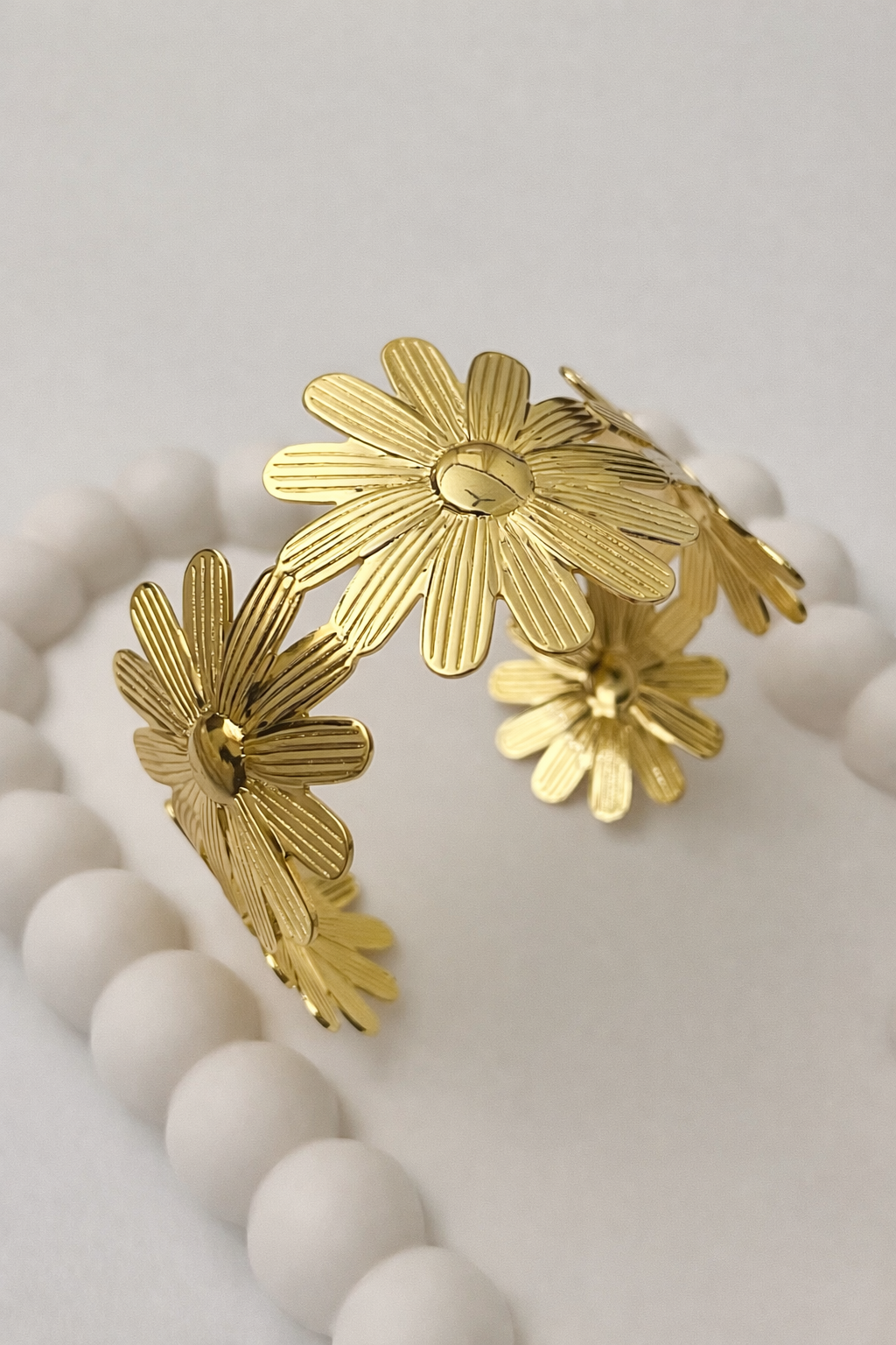 Daisy Flower Cuff Bracelet – Elegant Floral Open Bangle