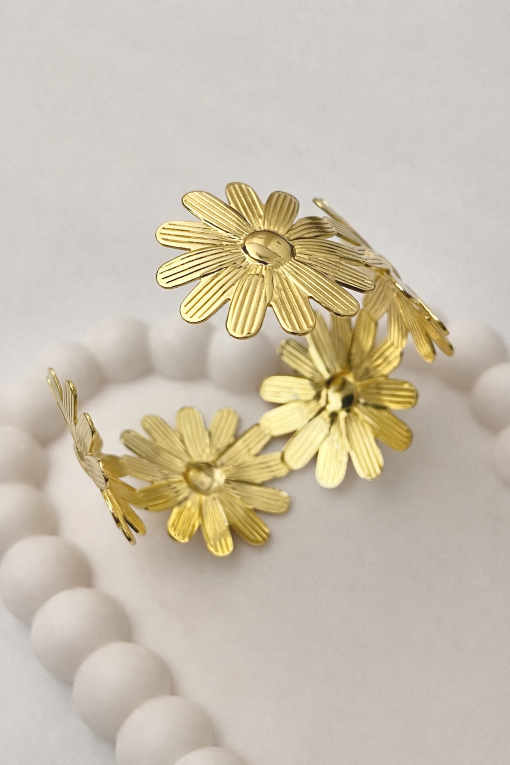 Daisy Flower Cuff Bracelet – Elegant Floral Open Bangle