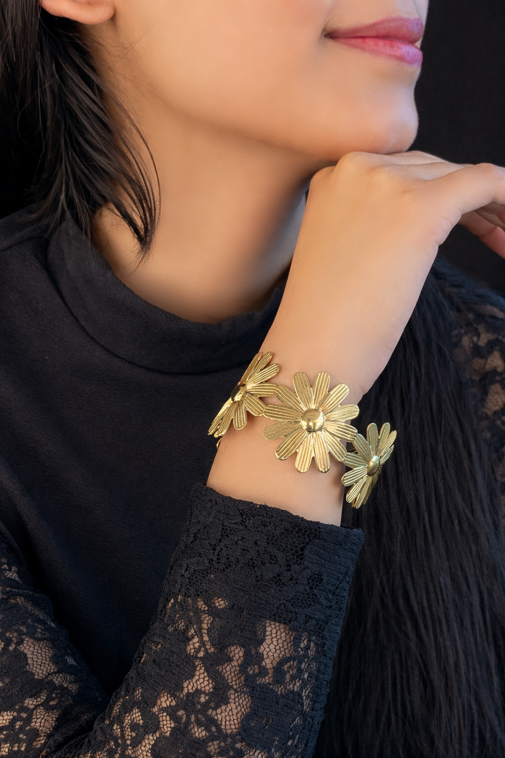Daisy Flower Cuff Bracelet – Elegant Floral Open Bangle