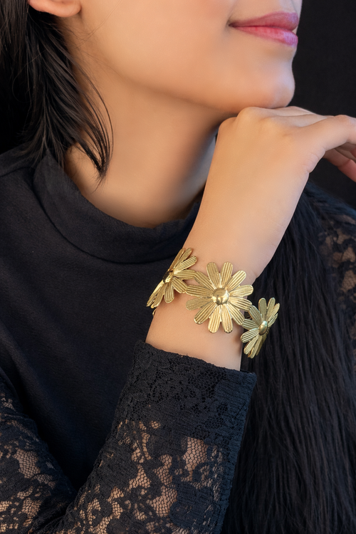 Daisy Flower Cuff Bracelet – Elegant Floral Open Bangle